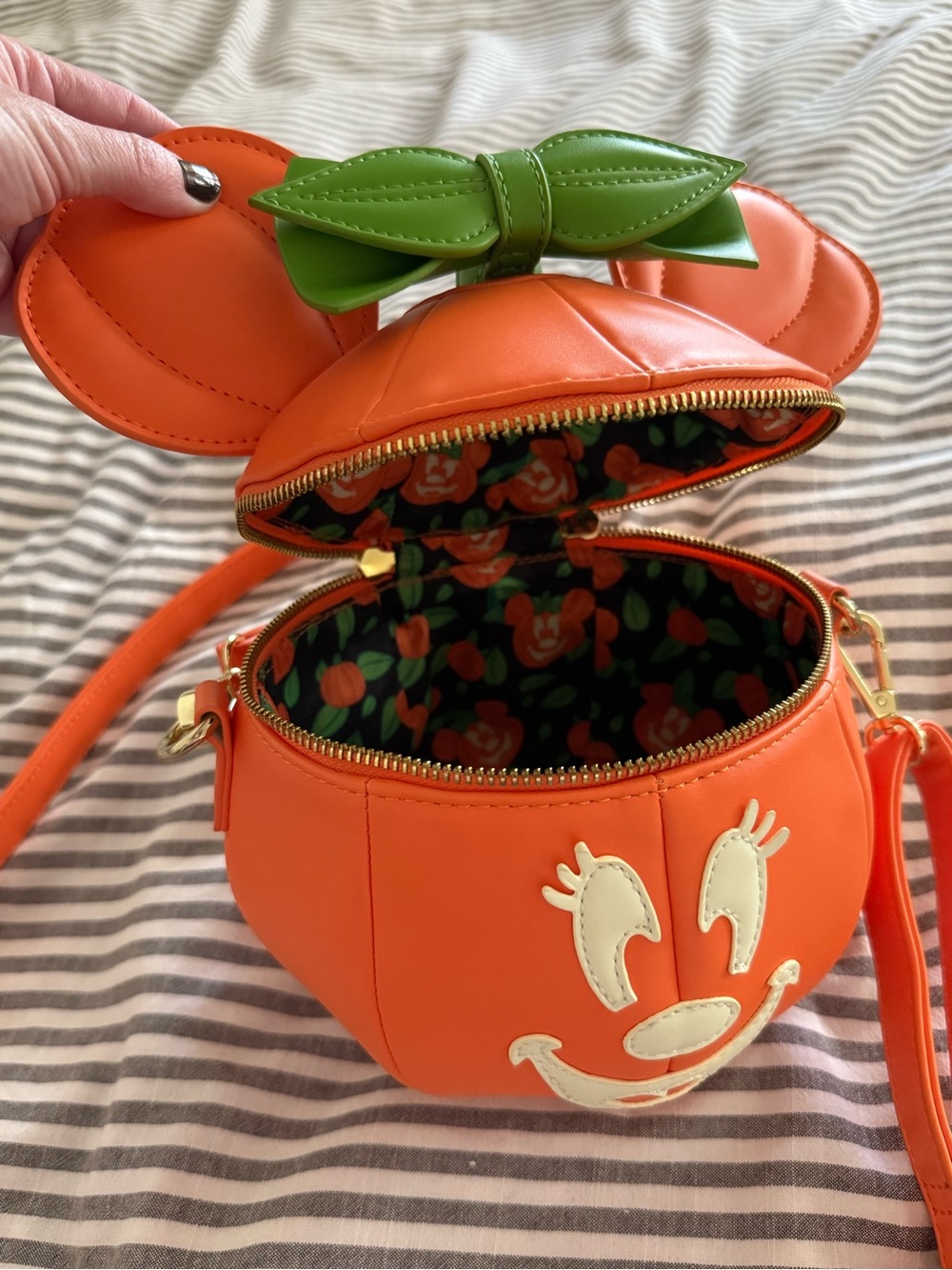 Loungefly Glow in the Dark Minnie Mouse Pumpkin Crossbody Bag - Picture 6 of 9